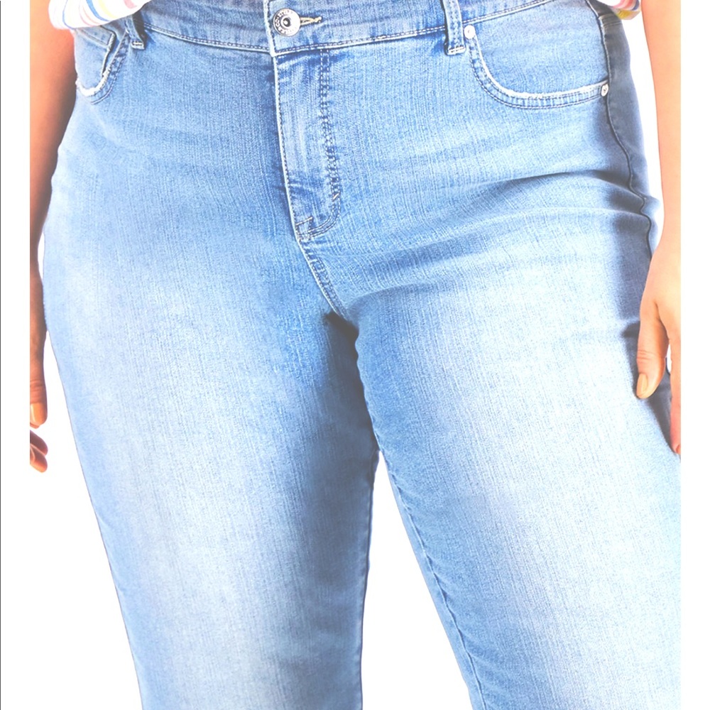 Macys Style & Co's Plus Size High Rise Straight Jeans Light Wash Color 24W NWT.